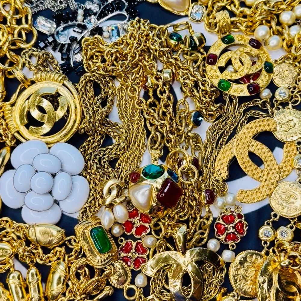 CHANEL: INVESTMENT PIECES 🔥 - Picture 3 of 11